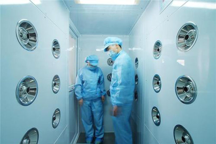 進入風淋室前，應佩戴專用鞋套和帽子，鞋套應與地面接觸面完全覆蓋，帽子則應能覆蓋頭發，防止頭發飛揚。